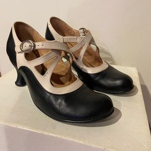 John Fluevog Bellevue Pearl Hart 2-Tone Black & Cream Pumps Size 9